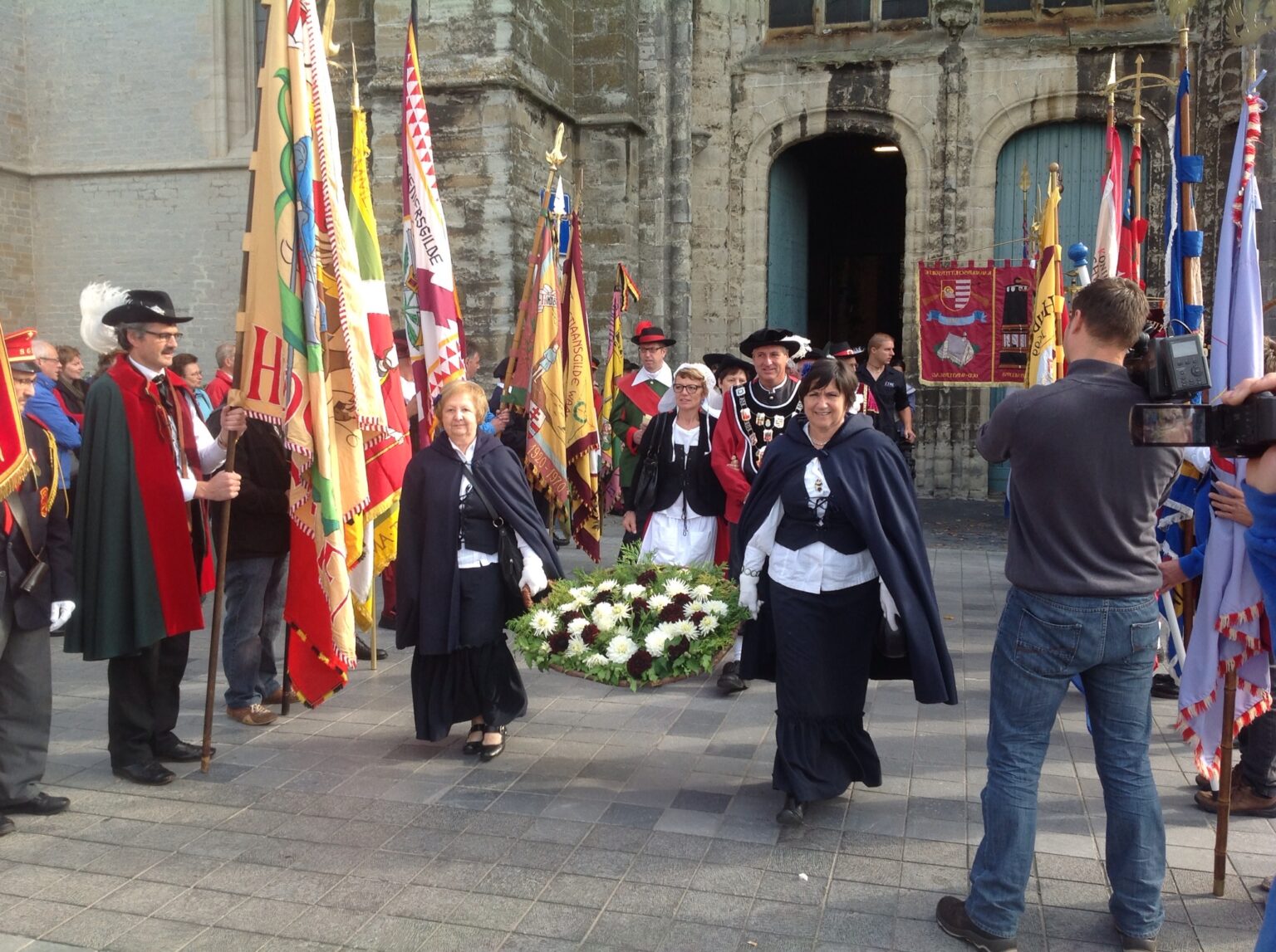 Gilden met vaandels aan de kerk op Wapenstilstand
