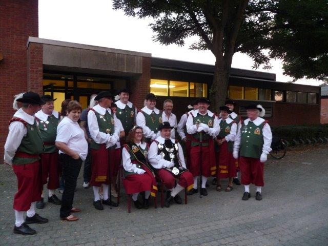 Groep aan het gildelokaal