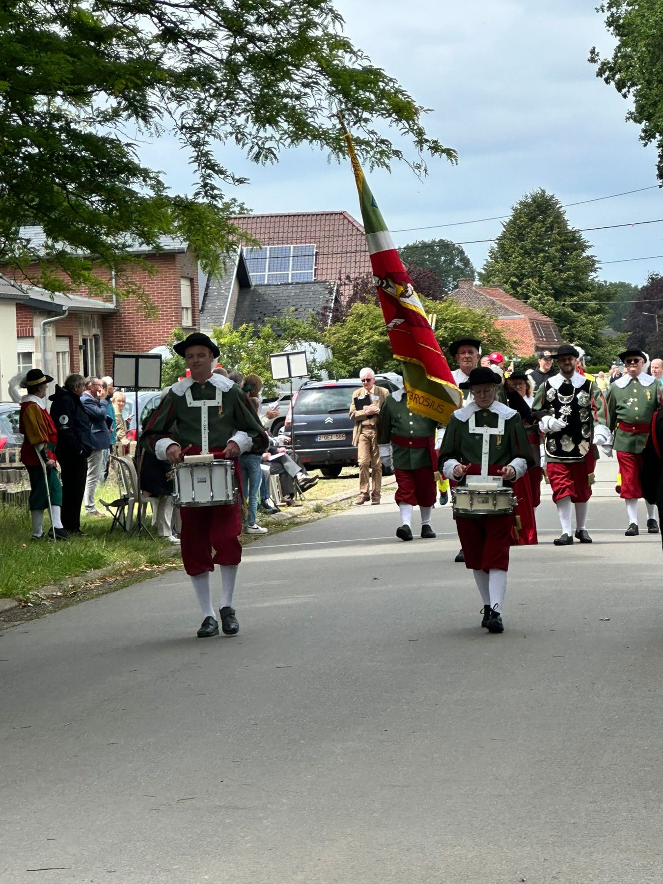 De drumband van de gilde in optocht door de straat