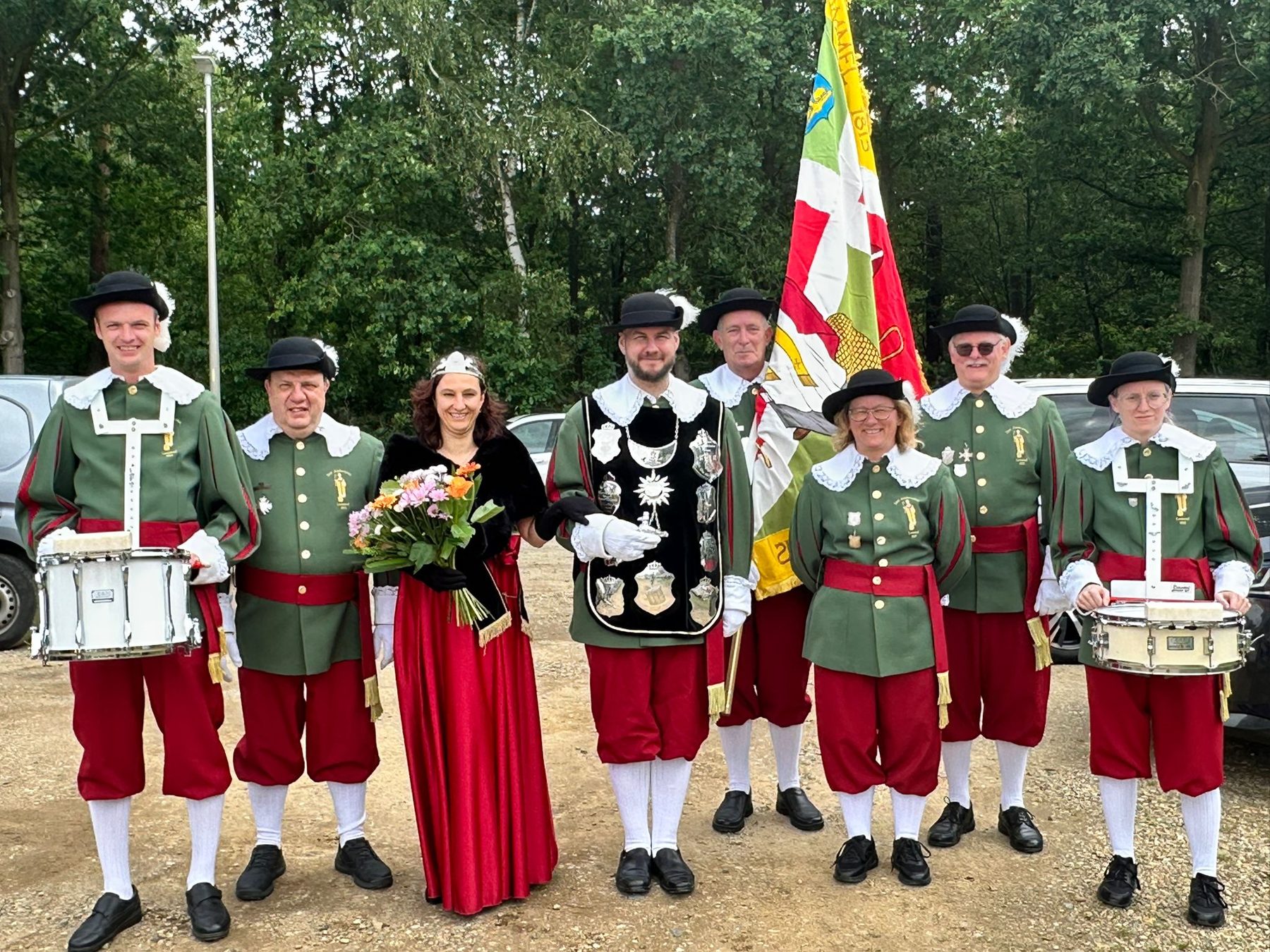 De gilde met koningspaar, drumband en vaandel